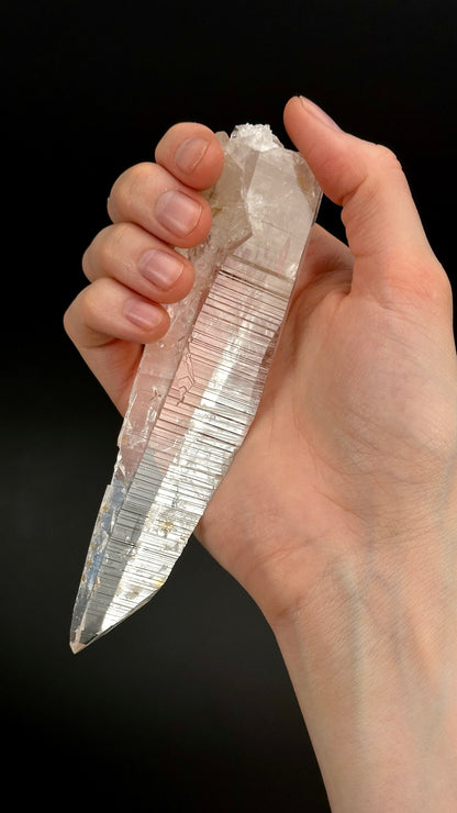 レーザー剣光ノミ仕上げタピアスレムリアンクォーツクリスタルポイントコロンビア産コレクター標本（CO-212）161g