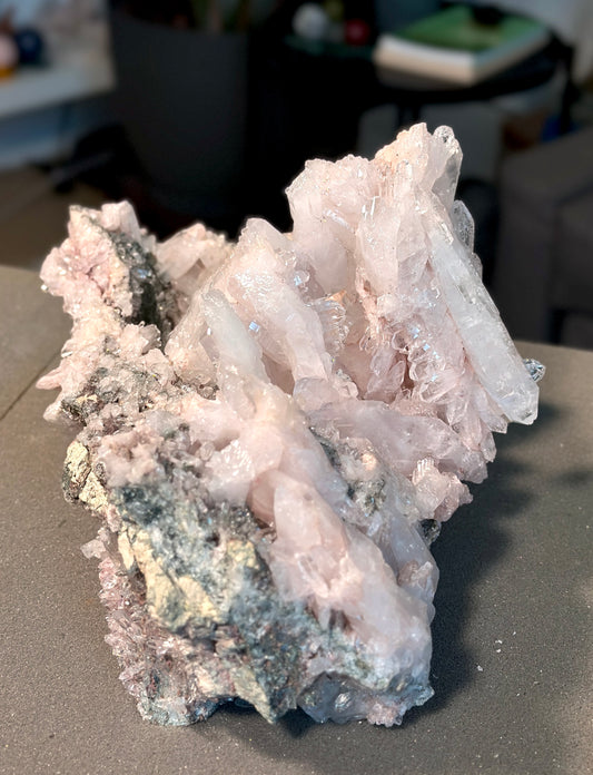 ピンクレムリアンクォーツクラスター（P-）プランティラ