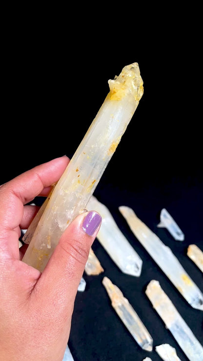 ゴールデンヒーラーDNAブルースモーク（ミルトン鉱山）レムリアンクォーツクリスタルワンド（小、中、大サイズ）卸売（BS-167）