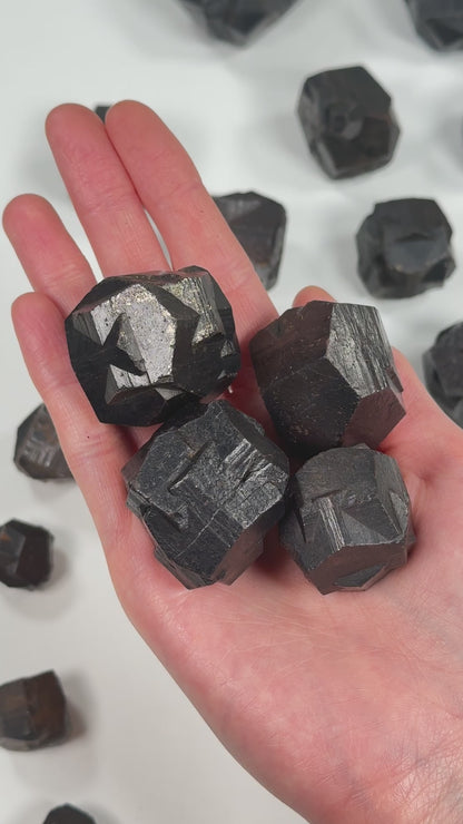 鉄十字双黄鉄鉱（擬態：黄鉄鉱に倣った針鉄鉱）キログラム