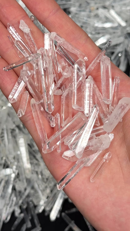 針状レムリアンクォーツクリスタルポイント 超光学的透明度 キロ単位 卸売