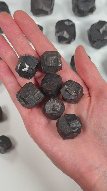 鉄十字双黄鉄鉱（擬態：黄鉄鉱に倣った針鉄鉱）キログラム